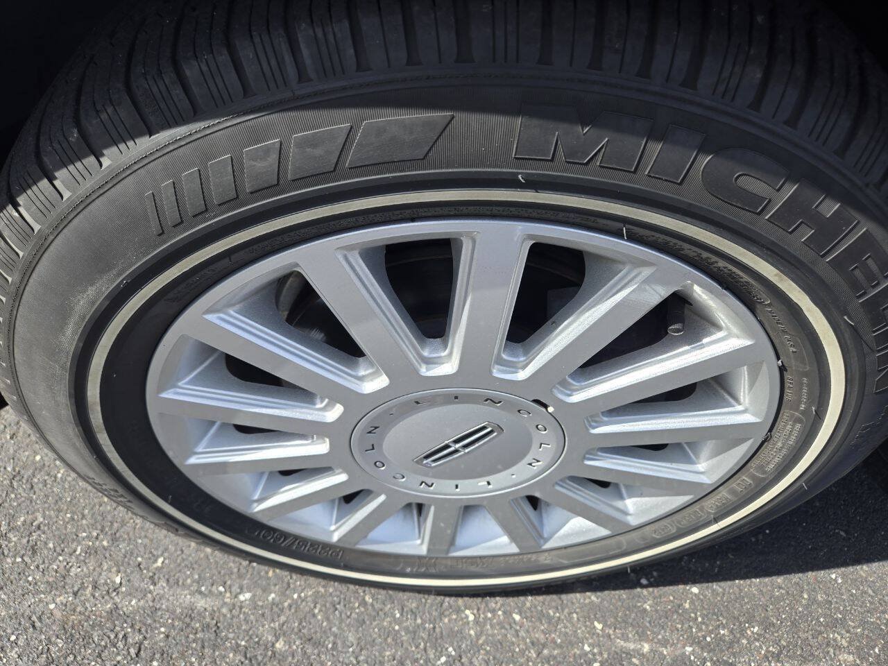 Used 2005 Lincoln Town Car Signature RWD image 26