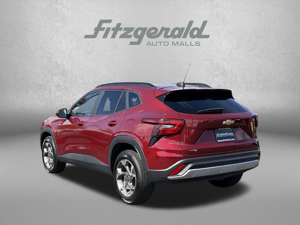 Used 2025 Chevrolet Trax LT FWD image 10