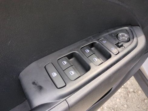 Used 2025 Hyundai Venue SEL FWD image 13