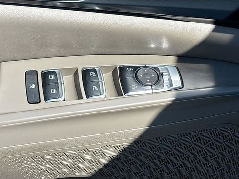 Used 2025 Kia Carnival FWD image 19