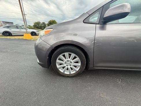Used 2014 Toyota Sienna XLE w/ XLE Premium Package FWD image 9