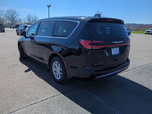 Used 2024 Chrysler Pacifica Touring-L FWD image 9