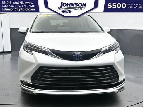 Used 2024 Toyota Sienna XLE FWD image 4