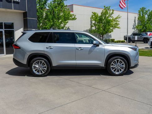 Used 2024 Toyota Grand Highlander AWD image 8