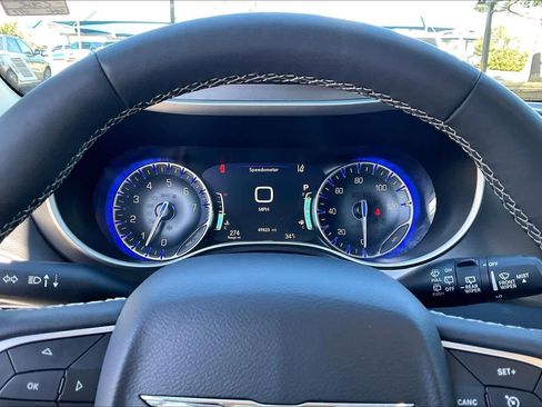 Used 2024 Chrysler Pacifica Touring-L image 24