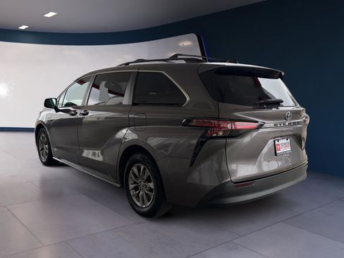 Used 2021 Toyota Sienna LE image 3