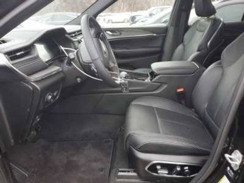 Used 2025 Jeep Grand Cherokee Overland w/ Luxury Tech Group IV AWD/4WD image 5