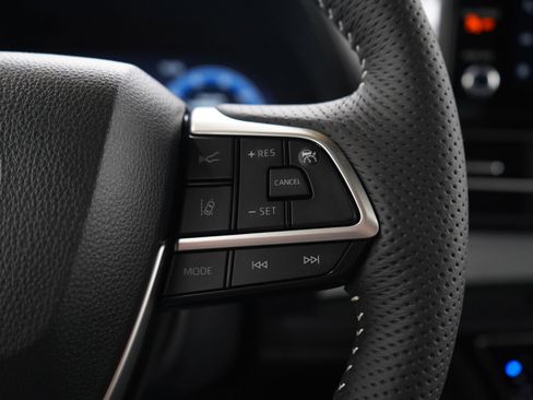 Used 2025 Toyota Sienna LE AWD/4WD image 30