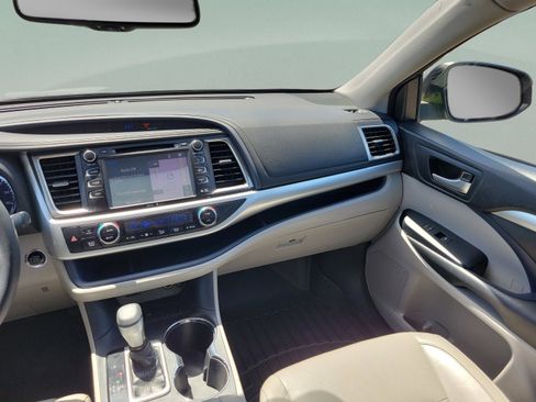 Used 2015 Toyota Highlander XLE image 17
