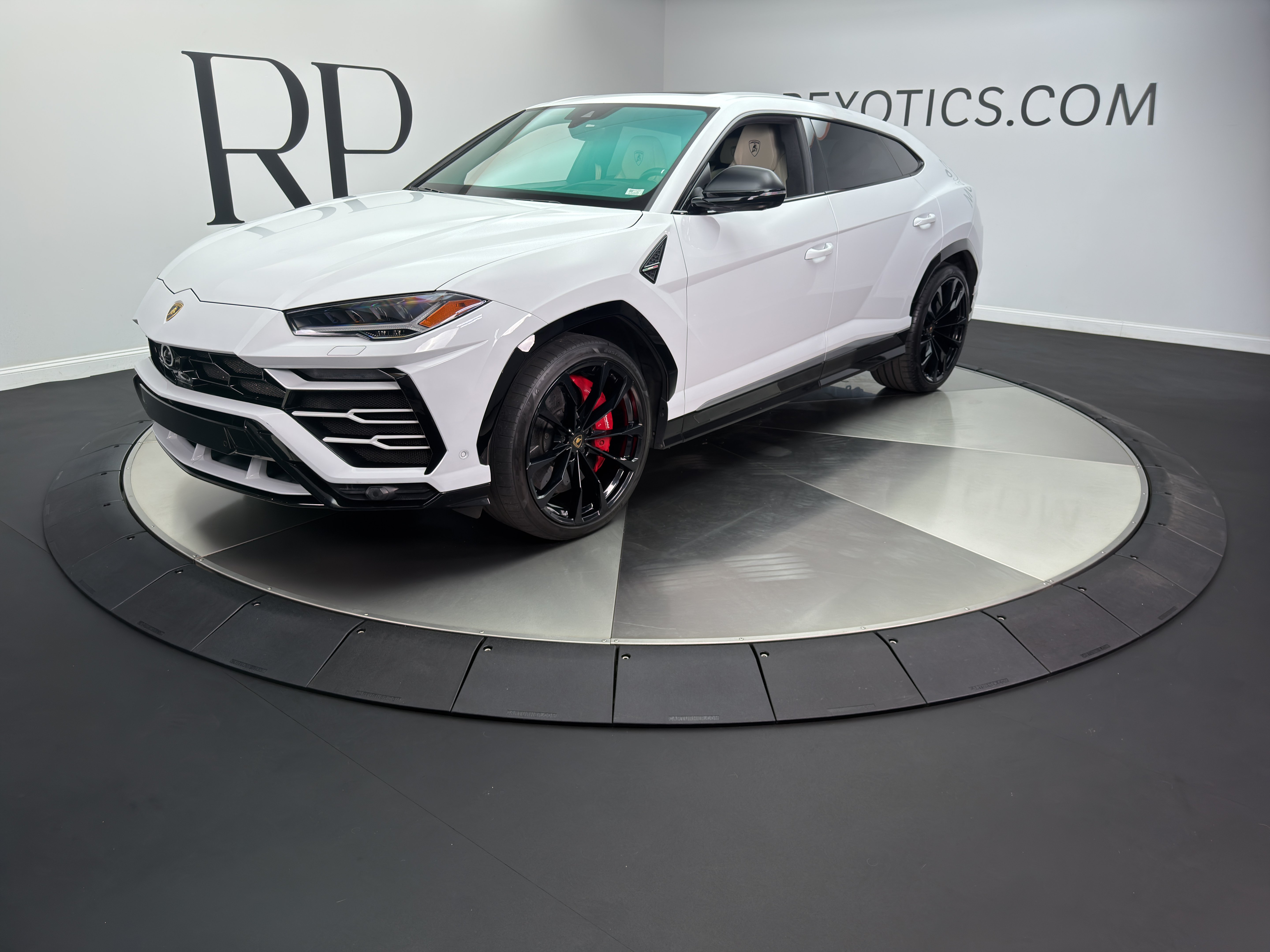 Used 2019 Lamborghini Urus AWD/4WD image 1