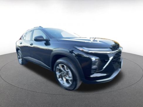 Used 2025 Chevrolet Trax LT image 2