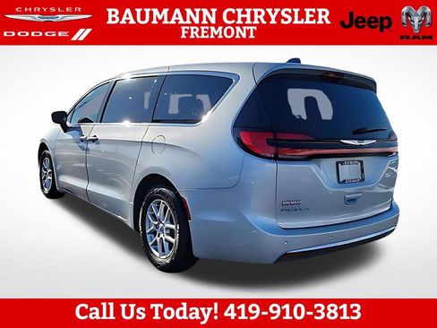 Used 2024 Chrysler Pacifica Touring-L FWD image 3