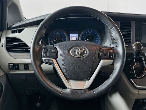 Used 2015 Toyota Sienna XLE FWD image 18