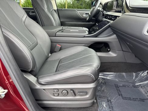 Used 2025 INFINITI QX80 Sensory AWD/4WD image 13