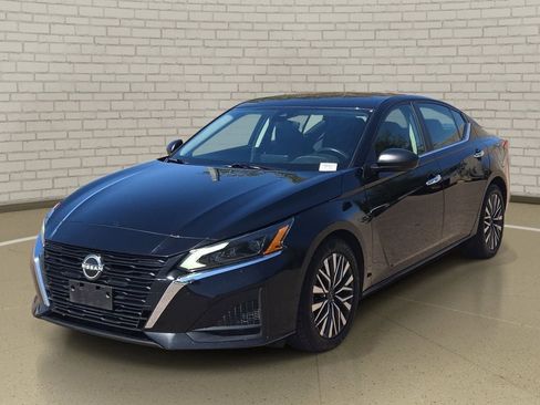 Used 2024 Nissan Altima 2.5 SV FWD image 1