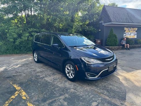 Used 2018 Chrysler Pacifica Touring Plus w/ Tire & Wheel Group FWD image 3