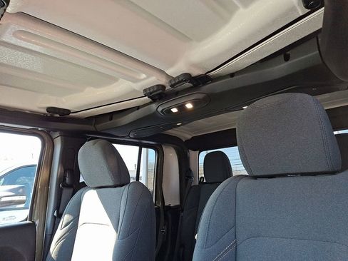 Used 2025 Jeep Gladiator Sport image 13