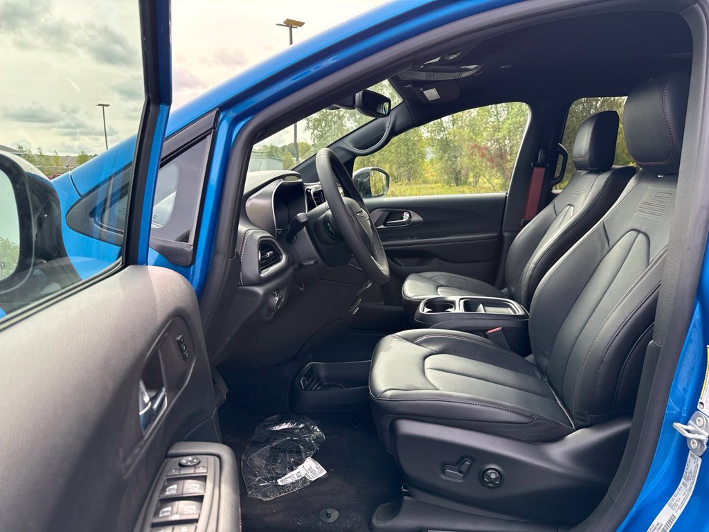New 2027 Chrysler Pacifica Select AWD/4WD image 23
