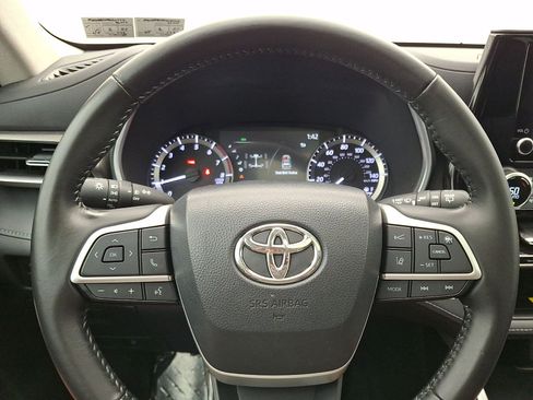 Used 2023 Toyota Highlander XLE AWD/4WD image 19