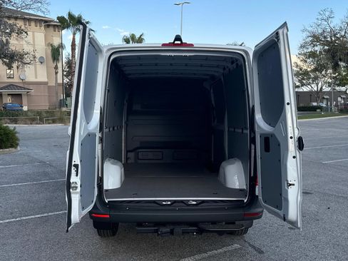 Used 2025 Mercedes-Benz Sprinter 2500 image 9