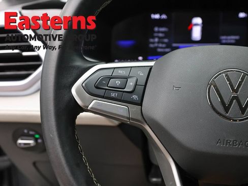 Used 2025 Volkswagen Taos SE AWD/4WD image 15