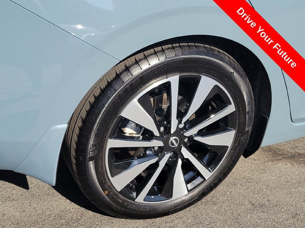 Used 2025 Nissan Sentra SV w/ SV Premium Package FWD image 32