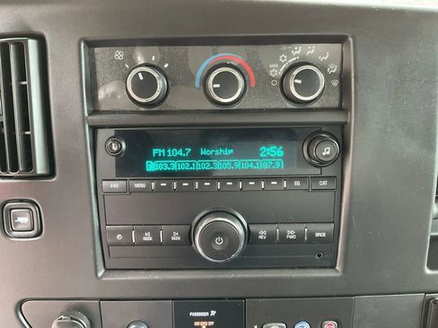 Used 2018 Chevrolet Express 2500 RWD image 21