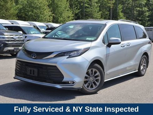 Used 2021 Toyota Sienna XLE AWD/4WD image 2