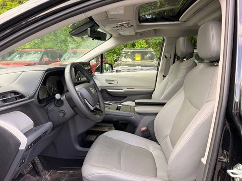 Used 2022 Toyota Sienna Limited AWD/4WD image 12