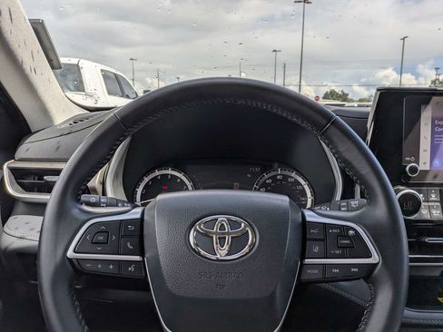 Used 2023 Toyota Highlander XLE FWD image 23