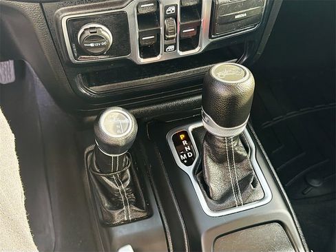 Used 2020 Jeep Wrangler Unlimited Sahara image 17