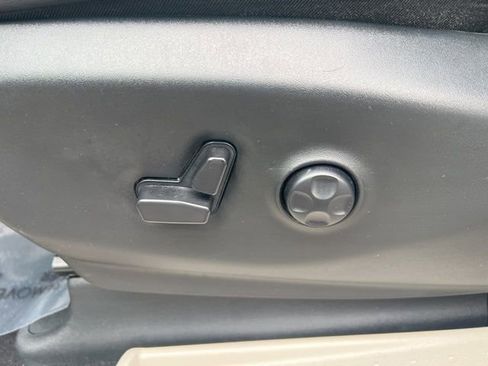 Used 2024 Chrysler Pacifica Touring-L image 5