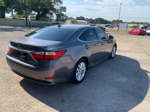 Used 2013 Lexus ES 300h w/ Luxury Pkg FWD image 6