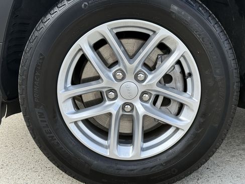 Used 2025 Jeep Grand Cherokee L Laredo image 12