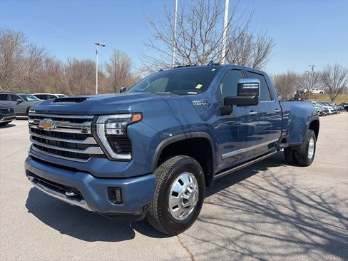 Used 2025 Chevrolet Silverado 3500 High Country w/ High Country Premium Package AWD/4WD image 3
