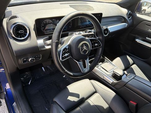 Used 2021 Mercedes-Benz GLB 250 4MATIC w/ Premium Package image 9