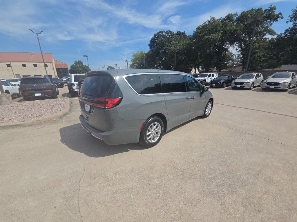 Used 2025 Chrysler Pacifica Select FWD image 7