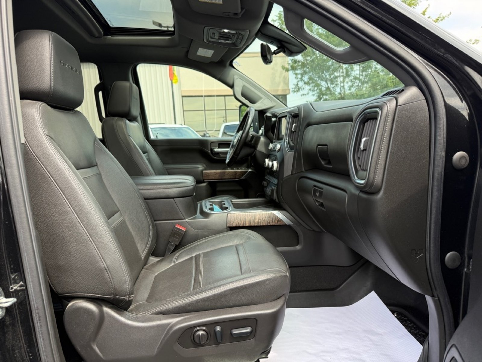 Used 2023 GMC Sierra 2500 Denali w/ Denali Black Diamond Edition AWD/4WD image 28