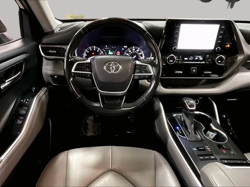 Used 2022 Toyota Highlander XLE AWD/4WD image 6