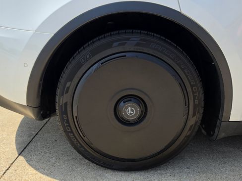Used 2021 Tesla Model Y Long Range AWD/4WD image 16
