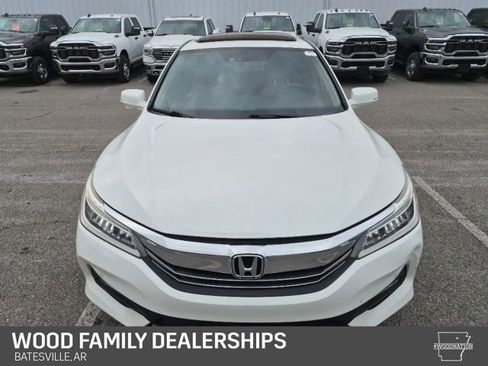 Used 2017 Honda Accord Touring image 5