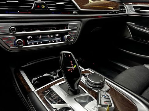 Used 2021 BMW 750i xDrive image 26
