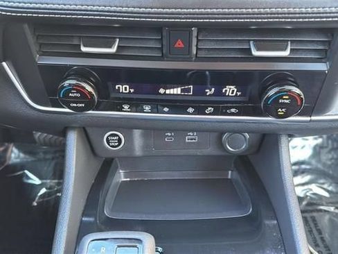 Used 2023 Nissan Rogue SV AWD/4WD image 17