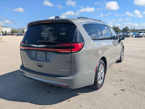 Used 2023 Chrysler Pacifica Limited FWD image 4