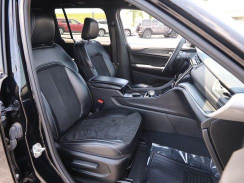 Used 2024 Jeep Grand Cherokee Altitude AWD/4WD image 27