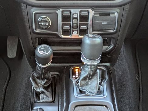 Used 2025 Jeep Gladiator Sport AWD/4WD image 18