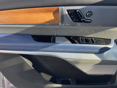 Used 2026 Cadillac Vistiq Premium Luxury image 14