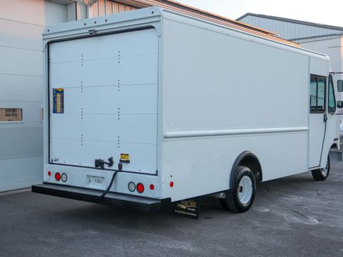 Used 2016 Ford E-350 and Econoline 350 Super Duty w/ A/C Prep Package image 3