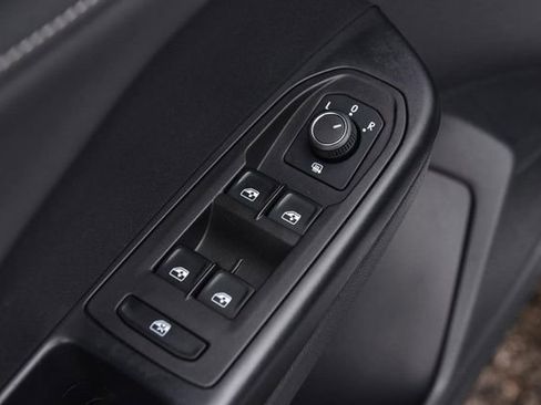 Certified 2025 Volkswagen Taos SE FWD image 8