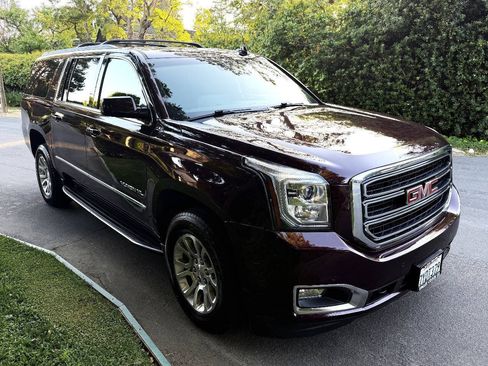 Used 2017 GMC Yukon XL SLT w/ Open Road Package AWD/4WD image 9